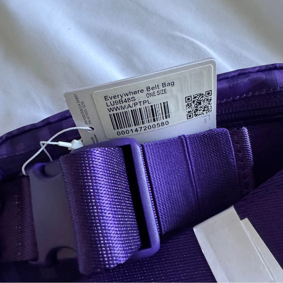 🆕💜 Lululemon Everywhere Belt Bag - Wobbly Wordmark Atomic Purple - Picture 5 of 6